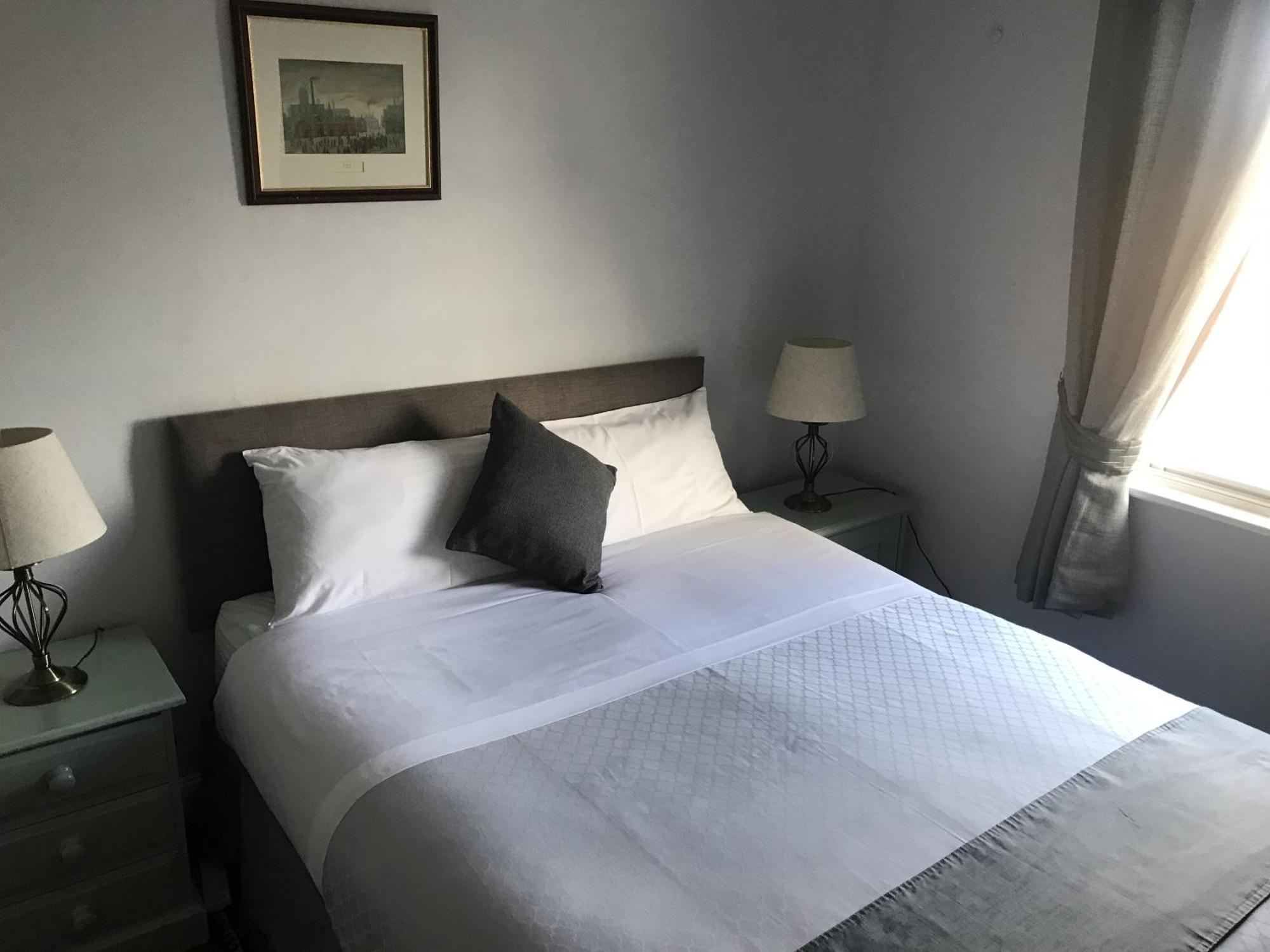 The Red House Hotel Grantham Room photo